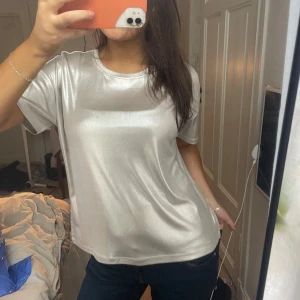 Silver topp - Perfekt skick knappt använd, jag är 175 brukar ha M