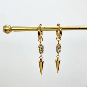 Handgjorda örhängen  - Handgjorda örhängen●Följ :@ekjewelryofficial🤲 ● 💎Material- 100% rostfritt stål ●Örhängeskrokar -rostfritt stål och kristall. Nickel fri. Längd -5cm. Vattentåliga, ändrar inte färgen! 