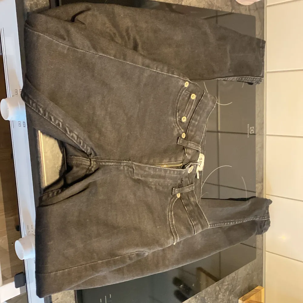 Säljer ett par svarta skinny jeans från 157. De är högmidjade och har snygga slitningar på knäna. Perfekta för en casual look eller en utekväll. De är i bra skick och passar till det mesta i garderoben. Skicka ett meddelande vid intresse!. Jeans & Byxor.