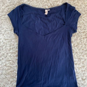 Nelly t-shirt - En jättefin marinblå tröja från Nelly i bra skick