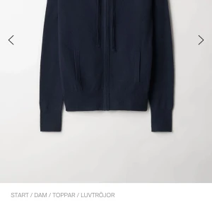 Soft goat zip hoodie - Helt oanvänd marinblå kaschmir zip hoodie från soft goat i storlek s. Inga defekter alls 🧡 nypris 2695kr 