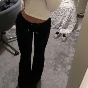Juicy couture byxor - Svarta juicy couture byxor. Använder inte längre och dom passar inte💕inte min bild