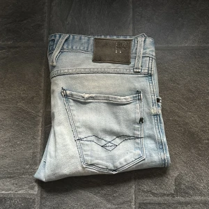 Replay Jeans - Sjukt feta Replay Anbass🤠 Storlek: 30/32✅ Lagning på vänster ben 🙂 Tveka inte att höra av er vid frågor ! 