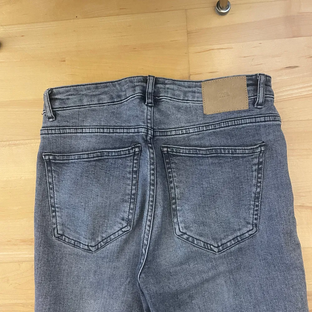 Väldigt fina jeans med slits från Zara. Otroligt bra skick, endast använda fåtal gånger!. Jeans & Byxor.