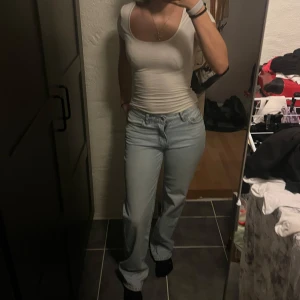 Jeans - Säljer ett par snygga jeans i helt nyskick – aldrig använda! Nypris 500 kr, men jag säljer dem för 300 kr. Passa på att göra ett fynd!pris kan diskuteras💗💗