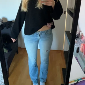 Lågmidjade jeans - Skitsnygga jeans med små snygga hål, mina favorit jeans från brandy dom trendiga.  kom privat för fler frågor ❤️
