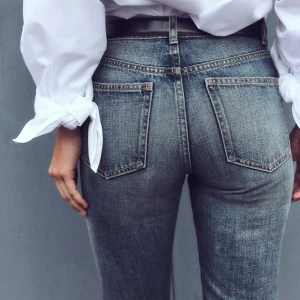 bootcut jeans - jeans från zara i storlek 38. mått på bild 4. går in snyggt i midjan så det inte glappar. ny med lapp kvar. använd ”köp nu”. 25/10-2024