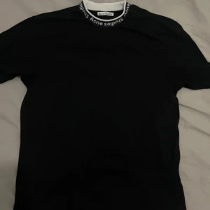 Acne Studios tröja - Tröja från Acne Studios, endast använd ett fåtal gånger. Skick 9/10