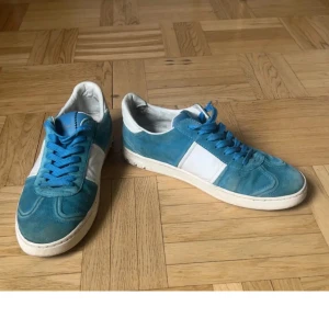 Valentino flycrews  - Tjena! Säljer nu mina stilrena ljusblåa flycrews till ett sjukt bra pris, fråger? Isf hittar ni mig i DM