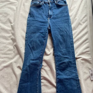 High waisted Flared jeans  - 6/10 i skick eftersom dom är lite slitna vid fötterna (bild 3 och 4) men annars är dom som nya dom är använda men har ingen aning vart dom är ifrån 🤍men vet att nypriset är 600kr