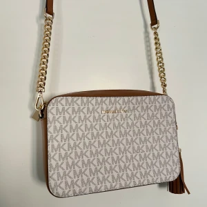 Michael kors, jet set bag - Som nyskick, använd få gånger, nypris ca 2 500kr, 