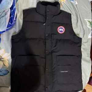 Canada goose väst  - Jag vill sälja en canada goose väst som inte kommer till användning och för stor storlek, den är XL men passar som L hör av er vid frågor! Kan diskutera priset😀