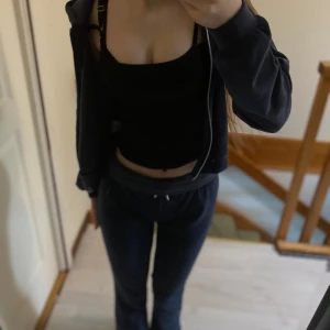 Mörkblått Gina Tricot sett - 10/10 skick använd några gånger säljer ett likadant i grått säljer eftersom de blivit för litet för mig 🤍