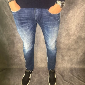 Replay anbass jeans  - // Replay anbass jeans | Storlek W32/L30 | Benlängd: 99cm / Midja: 43cm | Nypris runt 1800kr | Kontakta för fler frågor eller funderingar // Deluxecloset