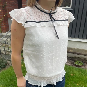 Fin och stilig blus! - Super gullig och fin blus som passar perfekt till ett par blå jeans! Superfint skick. Blusen är från barnavdelningen på Lindex (strl. 158-164) men modellen på bilden brukar bära storlek S. Skriv vid funderingar!😻