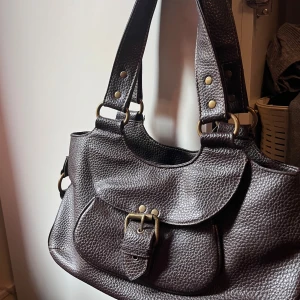 Vintage väska  - Köpt second hand för 500  Använd 2-3 gånger  1 defekt som syns i bild 3  Pris kan diskuteras :) 