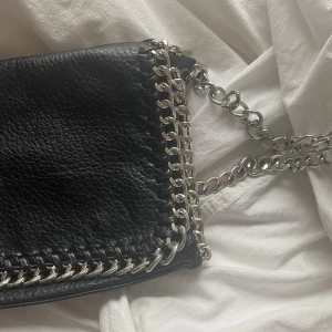 Tiamo väska - Svart svinn väska med silvrig kedja från Tiamo! Priset kan diskuteras, fråga gärna frågor och om fler bilder💕