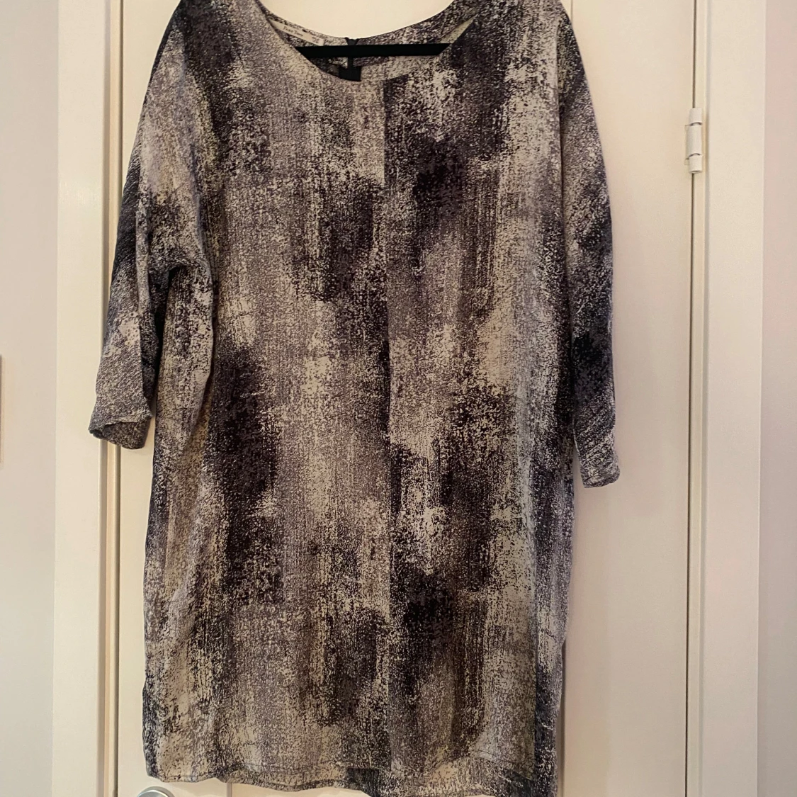Beige/grå/svart kortare klänning i strl 40 från Part two