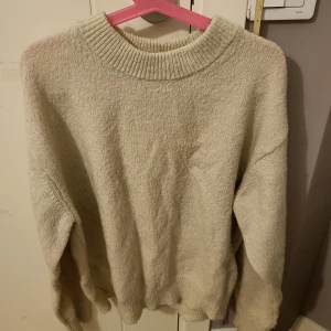 Stickad tröja - Beige stickad tröja, den är lite stor i storlek så den passar nog nån som har större storlek!! 