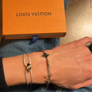  Louis Vuitton armband  - Säljer schysst armband från Louis Vuitton original grejer följa med 