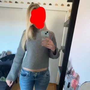 Ribbad polo tröja - Jötte snygg ribbad polo tröja i nyskick. Perfekt till hösten/vintern