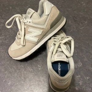 New balance 574 - Bew balance 574 skor! Jättefina men används ej! Är enbart anvandra några gånger och är precis som nya! Nypris 1250kr