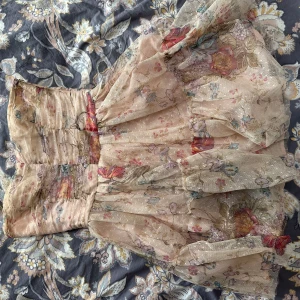 Jättesöt miniklänning - Jättesöt miniklänning, skulle säga att den passar xxs/xs, väldigt liten i storleken. Jättefint förutom en liten reva fram vid bysten (syns inte nåt särskilt)