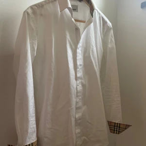 Burburry skjorta - Storlek M fint skick.