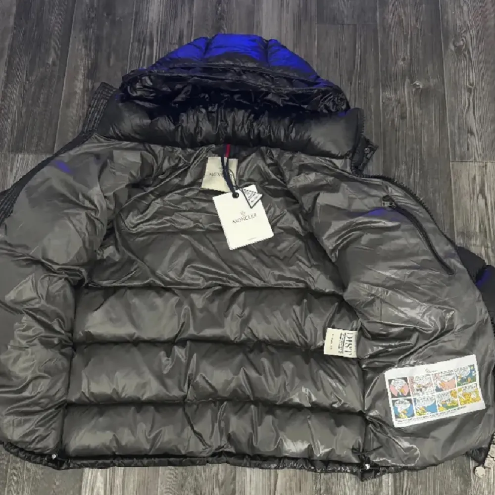 Hej! Moncler-Maya till salu, Jackan är köpt från moncler.com och kvittot finns jackan kan scanna nfc Scan anledningen till att jag säljer den är att den inte är min still längre skicket på den är 9/10, jag har knappt andvänd den den är som Ny, dustbag,originaltaggarna ingår med jackan, om du har någon fundering tveka inte att ställa frågan 👍. Jackor.