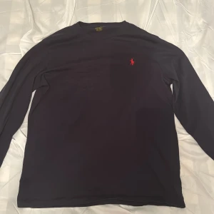 Polo Ralph lauren lång armad tröja. - Tröjan är i nyskick, knappt använd. Storlek M. Logan lite sönder märker knappt