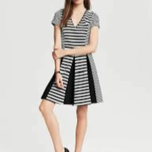 Banana Republic svartvit klänning, storlek PETITE - Snygg blåvit randig klänning med v-ringning och kort ärm. Klänningen har en A-linjeform och en dold dragkedja i ryggen.