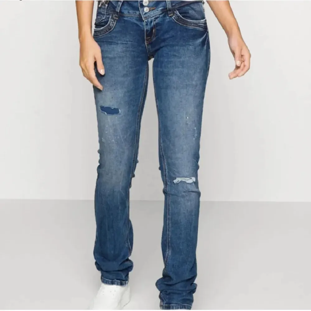 Köpte dessa jeans från zalando för ett tag sedan, men dom var för långa på mig (160 cm) och därför säljer jag dom💗 bara använda ett fåtal ggr så är i nyskick❤️ pris går att diskuteras!😙 kom priv för fler bilder och mått. Jeans & Byxor.