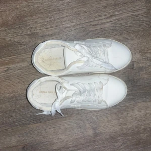 Vita skor använda 2 gånger!! - Säljer dessa vita sneakers som bara är använd ett fåtal gånger i strl 38 då de inte används längre!💞💞