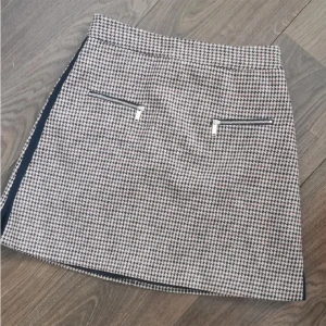 Brun rutig kjol - Jättefin rutig kjol från zara. Säljer då den blivit för liten för mig. 