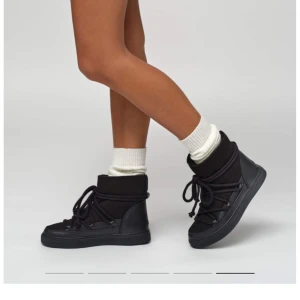 Inuikii - Säljer mina svarta Inuikii i bra skick. (Lite av ena skosnöret har gått upp men det syns inte). Storlek 38. Jag har lådan kvar som jag fraktar i. 