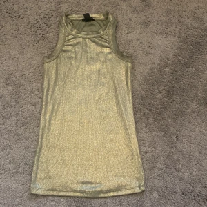 Topp - Sitter tight i storlek Xs, grön glittrig.🤎