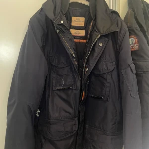 Parajumpers jacka svart herr  - Parajumpers jacka svart herr  Stl L Använt men bra skicka. Stått i garderob 2år. 
