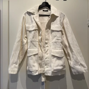 Krämvit jacka - Fin krämvit jacka från Ginatricot i super skick! Köpt förra året och knappt använd.