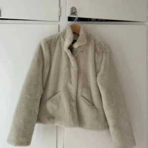 Beige teddyjacka från ONLY - Mysig beige teddyjacka från ONLY i storlek S. Perfekt för kyliga höst- och vinterdagar. Jackan har långa ärmar och en skön, fluffig känsla. Den är i bra skick och redo för nya äventyr. 🧥✨