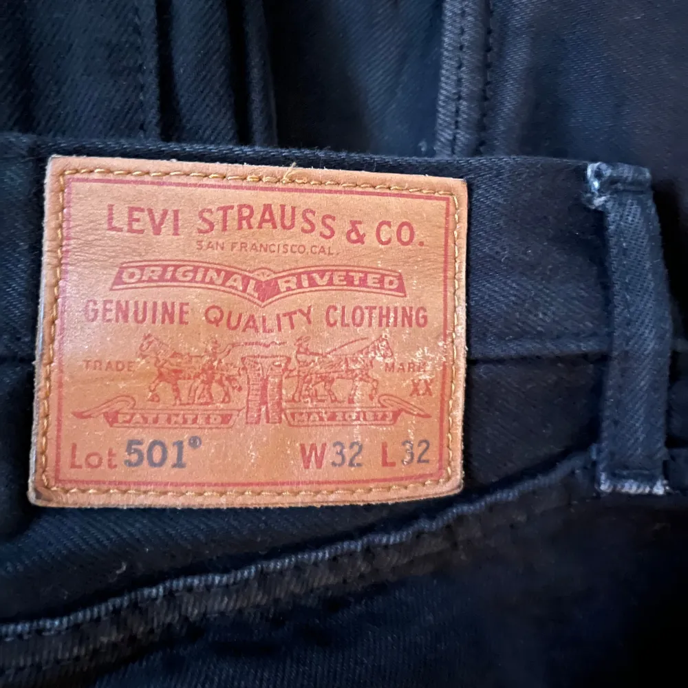 Den extremt populära modellen 501 av Levis. Helt svarta. Små slitage vilket smälter in fint i designen!. Jeans & Byxor.