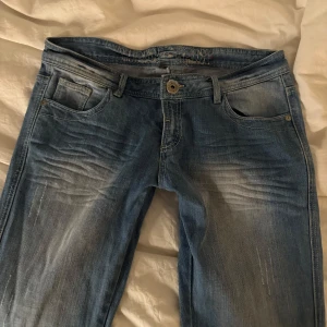 Jeans - Jätte snygga lowwaist bootcut jeans, vet ej märke då dem är second hand. Storlek 40 men passar 38. Midja= 42, längd från gren= 83cm, hela jeansen = 103cm, priset kan diskuteras❣️