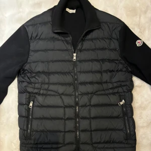 Moncler jacka - Säljer min moncler cardigan i storlek S herrmodell då jag vill köpa en Moncler Maya istället. Funkar perfekt på hösten och våren! Äkta!!!