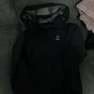 Söker efter byte  - Storlek på Haglöfs jackan är junior 158  På moncler västen är storleken 152 Haglöfs jackan är i väldigt bra skick inget som är sönder eller något. Moncler västen har ett håll i fickan men annars är den k bra skick. 