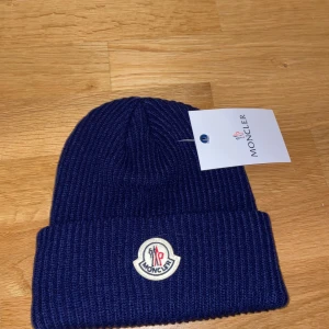 Moncler mössa  - Moncler mössa, oanvänd, Onesize