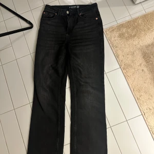 Stradivarius  jeans D98 - Storlek xs Använda ett fåtal gånger  Är 1,67 och de passar perfekt 