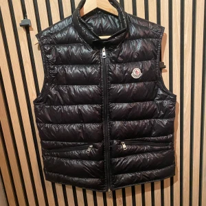 Moncler gui väst  - Fint skick  Strl 2/M Har inget äkthetsbevis men är ganska säker på den är äkta, tag och QR funkar.  Kan skickas eller mötas upp i Örnsköldsvik 