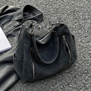 väska - använd fåtal gånger💓 säljs inte väskan för det satta priset så går den till den som har högst första bud💓