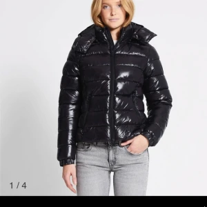 Svart vinterjacka  - Den trendiga lager 157 jackan, helt oanvänd och sprillans ny. Säljer på grund av att den inte passade.