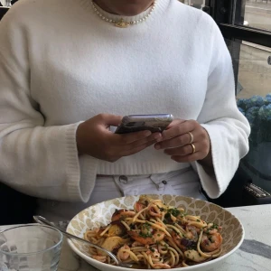 Vit stickad tröja - Säljer en supermysig vit stickad tröja med långa ärmar. Perfekt för kyliga dagar och passar till allt! Den har en ribbad kant vid halsen och ärmsluten. Tröjan är i nyskick och redo för en ny garderob. 🧶✨