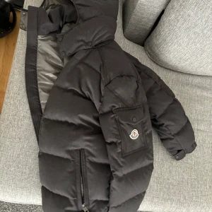 RK Montegevre - Storlek 4 och grå. Passar inte. Helt ny.